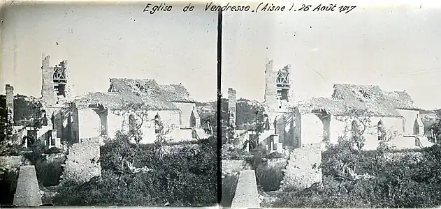 Ruines de l'église en aout 1917. Entre les deux photos, l'église a subi de nombreux bombardements.