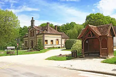 Ancienne école et arrêt de bus.