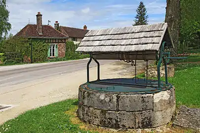 Puits avec toit en bardeaux près de l'école.