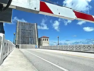 Un des deux ponts levants sur la Venetian causeway