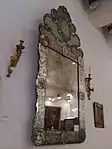 Miroir vénitien du XVIIe siècle. Dans les décorations intérieures, tout ce qui évoque Venise, ses fastes baroques et son aspect merveilleux, sont à l'honneur.