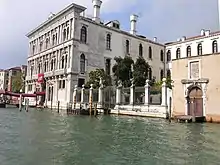 Bâtiment blanc en bordure de canal