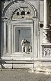 Lion à gauche de l'entrée principale