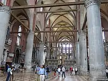 Vue de l'intérieur de l'édifice religieux et de ses voutes