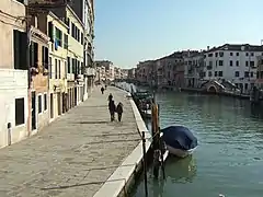 Vue du canal vers le sud-est du pont de Tre Archi