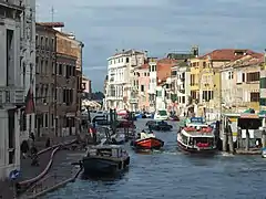 Vue du canal vers le nord-ouest du pont des Guglie