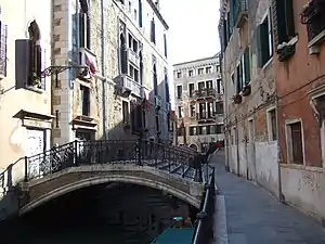 Ponte de le Erbe reliant calle et fondamente éponymes