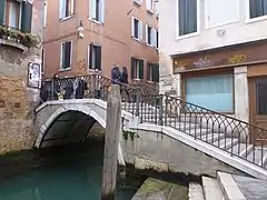 ponte de l'Anconeta, reliant calle éponyme et Rio Terà de la Maddalena