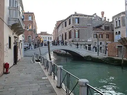 Le ponte (Nicolo') Pasqualigo. La famille Pasqualigo fut originaire du district de Sanudo (avant 900: Ponte Noal) sur la Strada Nova; reliant le Rialto à la gare