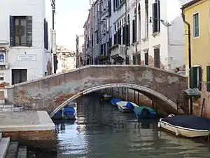 le Ponte del Fontego relie la calle éponyme et le Campo Santa Giustina