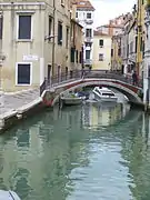 Ponte de le Bande. Il devrait son nom à ses parapets, premiers à Venise. Le pont relie la calle éponyme et le campo Santa Maria Formosa
