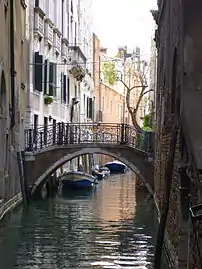 Le ponte Michiel sur le Calle Pesaro