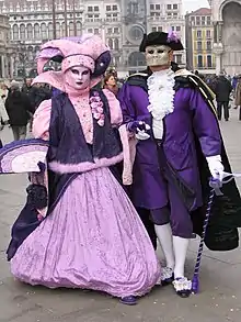 Couple pendant le carnaval de Venise. L'homme porte la bauta.