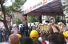 Les coureurs de l'équipe Columbia-High Road, alignés les un à côtés des autres, pour le départ.