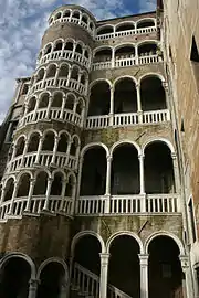 L'escalier du palais Contarini del Bovolo, Venise, 1499.