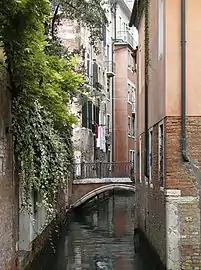 Le Rio et ponte della Toletta, vue vers l'est de la Fondamenta della Toletta; le pont relie calle du même nom et Ramo dei Cerchieri.