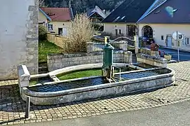 La fontaine-lavoir-abreuvoir chemin des Vignes.