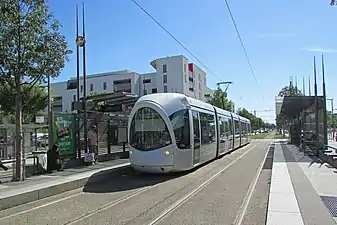 Le tramway T4 à l'arrêt « Vénissy » sur le plateau des Minguettes.