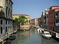 Le rio avec au fond, l'hôpital Giustinian