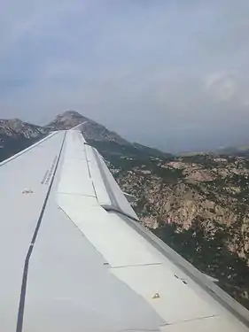 Préparation pour un atterrissage en piste 36 sur l'aéroport de Calvi Sainte Catherine  avec le Capu di a Veta dans le prolongement de l'aile