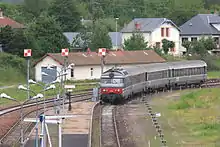 Un train Intercité Clermont - Bordeaux entre en gare.