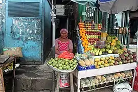 Marchande de fruits tropicaux à Libreville, Gabon, 2017.