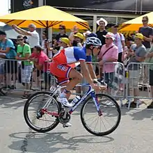 Photo d'un coureur sur son vélo.