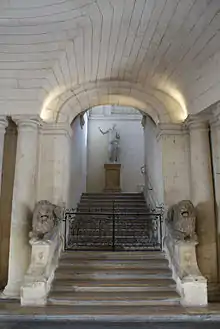 L'escalier d'honneur avec sa Vénus d'Arles et les deux lions de Dedieu