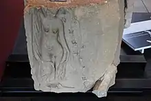 Photographie d'une pierre gravée représentant une divinité féminine.