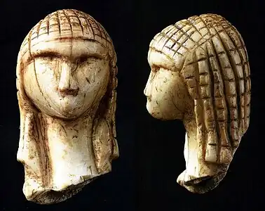 Tête de femme sculpté dans de l'ivoire, vue de face et de côté.