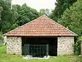 Le lavoir de Ver, au bout d'une sente en herbe qui commence en bas de la ruelle des Curées.