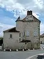 Ancienne maison forte (logis de la Grande ferme) au sud du village ; façade nord avec tourelle d'escalier.