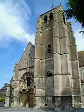 Le clocher et la façade ouest de l'église.