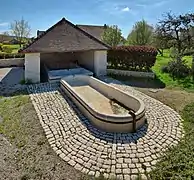 Le lavoir-abreuvoir.