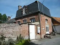 Ancienne école, devenue logement locatif et salle communale.