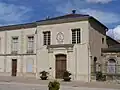 La mairie et l'ancienne école communale, côté nord de l'extrémité est (avr. 2009)