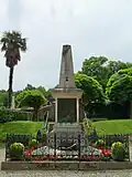 Le monument aux morts entre le cimetière et la basilique (2009).