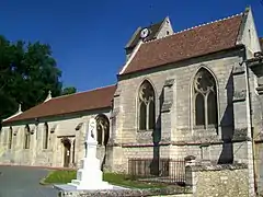 Façade sud de l'église Saint-Hilaire et monument aux morts.