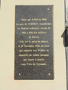 Plaque de marbre noir sur un mur.