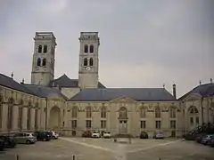 Côté est du palais et cathédrale depuis la cour intérieure.