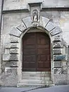 Porte d'entrée avec statue de la Vierge.