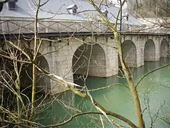 Cinq voûtes d'un pont.