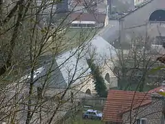 Pont et bâtiment sur l'eau vus de haut.