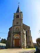 Église avec une tour.