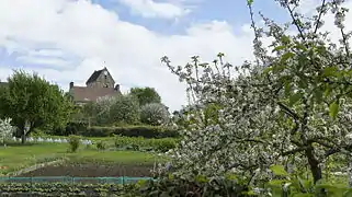 Au cœur du village, vergers et église.