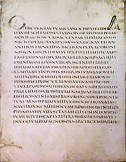 Page de manuscrit avec 20 vers en « lettres capitales carrées ». Grande lettrine « O » au début du premier vers.