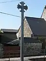 Croix de schiste devant l'église.