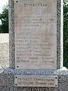 Monument commémoratif du 21 mai 1944 à côté de l'église.