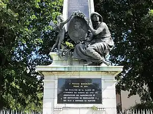 Détail du monument précédent. « Femme de bien ».