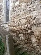 Remplois antiques dans un mur de l'église.